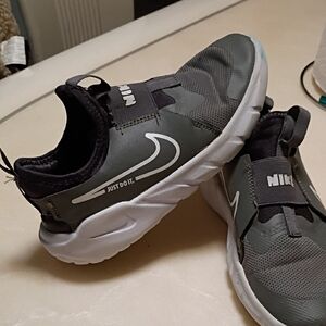 Nike Kids Gray and White  Sneakers Size 2 Y Is Clean And Good Condition.